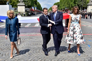No lo suelta. Donald Trump le dio un apretón de mano, que por un momento incomodó a Macron. (AP)