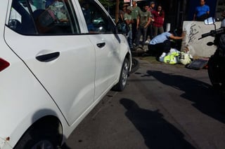 Accidente. Conductor de auto arrolla a un agente de Tránsito y Vialidad en el centro de Torreón, el agente terminó con una fractura. (EL SIGLO DE TORREÓN)