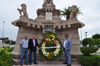 Ciudadanos colocaron un arreglo floral en el monumento que hoy forma parte de la Plaza Mayor. (FABIOLA P. CANEDO)
