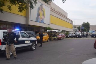 Herido. Disparan contra vendedor de frituras en el centro de Torreón, recibió dos impactos de bala.