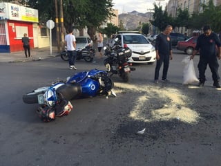 Motociclista resulta lesionado al chocar contra un automóvil que se le atravesó