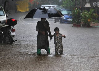 Afectaciones. Miles de personas han sufrido los efectos de las lluvias en la India.