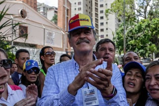 Vigila. Vicente Fox estuvo en la consulta de la oposición.