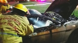 Se incendia. Luego de chocar contra un poste de alumbrado, el automóvil marca Hyundai se incendió en su totalidad. (CORTESÍA)