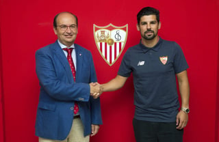‘Nolito’ y el presidente del Sevilla, José Castro, estrechan las manos luego de que el jugador firmara su contrato con el Sevilla. (EFE)