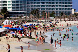 La autoridad sanitaria analizó en laboratorio más de mil 800 muestras de agua de las playas de mayor afluencia pública de los principales destinos turísticos del país. (ARCHIVO)