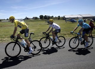 Chris Froome (i) marcha como líder en la clasificación, busca su cuarta victoria en el Tour. (EFE)