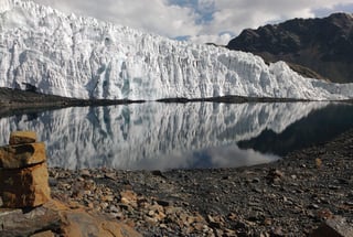 Ha perdido en 55 años el 61 % de los 1,035 kilómetros cuadrados de glaciares que tenía en dieciséis cordilleras nevadas, derretidos por el calentamiento global. (EFE)