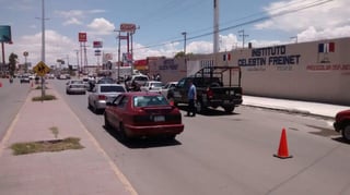 Los elementos policiacos instalaron un filtro de revisión en el cruce del bulevar Diagonal Las Fuentes y Paseo de la Rosita. (EL SIGLO DE TORREÓN)