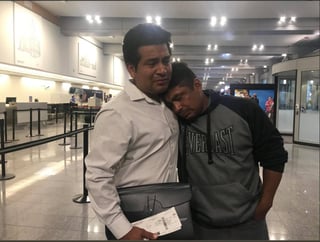 Triste.  Jesús Lara López (izq.) se despidió de sus familiares en el aeropuerto de Cleveland.