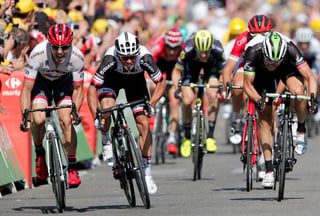 Michael Matthews (c) fue más rápido en el sprint final y se llevó la etapa 16 del Tour de Francia. (AP)