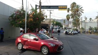 El accidente ocurrió en el cruce de avenida Matamoros y Acuña. (EL SIGLO DE TORREÓN)