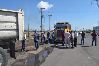 Inconformidad. Durante la mañana de ayer, los transportistas “detuvieron” un camión a la altura del bulevar Rebollo Acosta.

