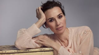 Producción. La actriz Emma Suárez participa en la película de Michel Franco, Las hijas de Abril, la cual fue ganadora en Cannes. Eduardo Noriega.