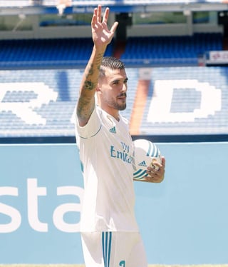 La presentación de Ceballos se realizó en el palco de honor del Santiago Bernabéu, donde el futbolista dio sus primeras palabras como “merengue” en conferencia de prensa, en la que expresó su orgullo al vestir la playera del Real Madrid.
