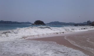 Comentó que se esperan olas de de dos a tres metros de altura, marejadas en forma recurrente y reducción del área de playas. (ARCHIVO)