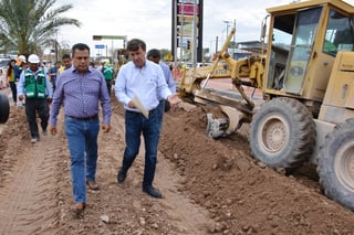 Supervisión. Jorge Luis Morán y Gerardo Berlanga supervisan construcción de carril. (FERNANDO COMPEÁN)