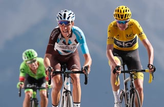 Chris Froome (d) y el colombiano Rigoberto Urán (i) al llegar a la meta en la etapa 18 del Tour de Francia. Froome acaricia su cuarto Tour de Francia