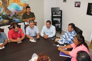 Exigencias. El alcalde David Flores Lavenant se reunió con un grupo de antorchistas.