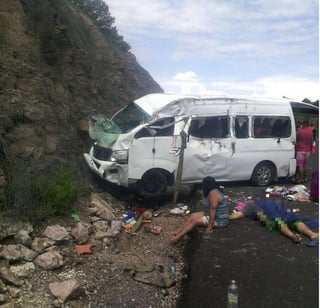 Accidente. Se registró en la autopista Durango-Mazatlán cuando la camioneta en que viajaban chocó con un cerro. 