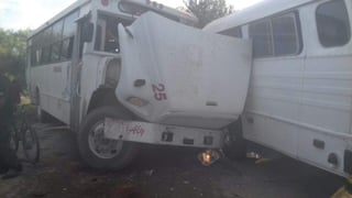 Las dos unidades chocaron sobre la carretera que dirige al ejido 21 de Marzo del municipio de Lerdo. (EL SIGLO DE TORREÓN)
