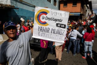 En campaña. Personas que apoyan a Maduro promueven la elección de la Asamblea Nacional Constituyente.