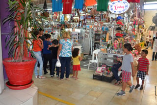 Promoción. En el Mercado Juárez de Torreón se ofertan a la población dulces regionales, playeras, tazas y figuras religiosas. (ANGÉLICA SANDOVAL) 