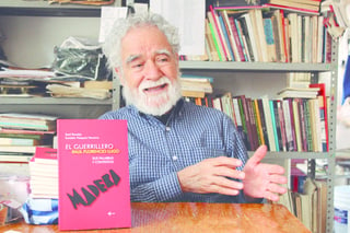 Autor. El escritor lagunero Saúl Rosales, presenta su más reciente obra literaria La biografía titulada El guerrillero Raúl Florencio Lugo, que está disponible en librerías. (Aida Moya)
