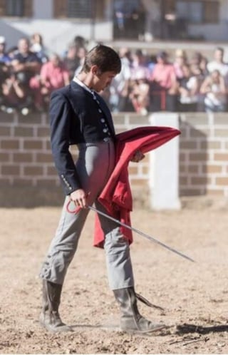 El joven cortó 4 orejas en la plaza de toros de la localidad de Griegos, en la provincia de Teruel. (ESPECIAL) 