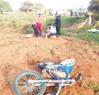 Muere padre de familia al derrapar moto en que viajaba con su hijo