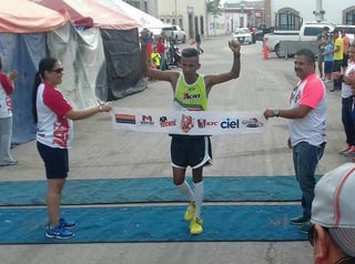 El atleta gomezpalatino fue el primer corredor en cruzar la línea de meta. Toño Olvera se impone en la 24 K Bermejillo-Mapimí