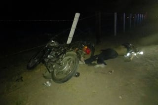 Muerto. Un hombre de unos 40 años de edad, perdió la vida al proyectarse contra un poste; su cuerpo quedó a un costado de la moto. (CORTESÍA)