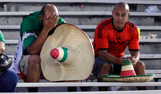 Los seguidores mexicanos en el estadio de Pasadena se llevaron una tremenda decepción ayer con la derrota del Tri. (Agencias)