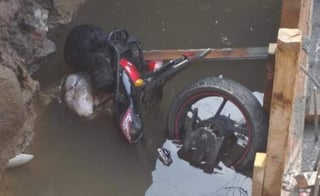 Dentro de un socavón lleno de agua, en la que realizaban reparaciones al drenaje, en Chalco, fue encontrado el cadáver de un motociclista. (TWITTER)
