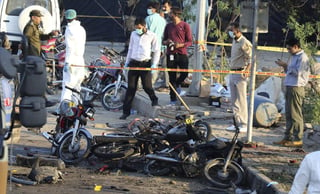 El atacante detonó sus explosivos cerca de policías que custodiaban un sitio de demolición en el mercado de verduras de Kot Lakhpat, en las afueras de Lahore. (EFE)