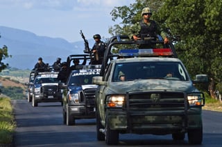 Autoridades federales y estatales fueron atacadas a tiros por sujetos fuertemente armados que dispararon desde varios vehículos en movimiento. (ARCHIVO)
