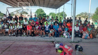 El proyecto denominado “Locos por el Balón” del Club Hermanos Galindo, es dirigido para niños y jóvenes de entre 8 y 15 años de edad. (ARCHIVO)