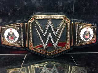 Este fue el cinturó que le regaló la WWE a las Chivas. (Cortesía)