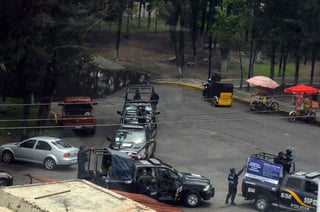 El cementerio es vigilado por policías de la Ciudad de México, quienes hace unas horas arrestaron a siete personas. (EL UNIVERSAL)