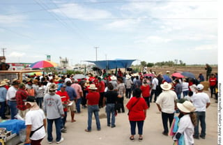 Protesta. Decenas se manifestantaron en contra de la empresa, de Peña Nieto y del gobernador.