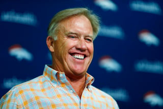 John Elway seguirá como gerente general en Denver, con los Broncos. (AP)