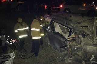 Accidente. Mueren prensados dentro de camioneta, en accidente sobre la carretera a Mapimí.