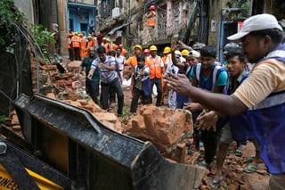 Las autoridades trabajan en el rescate de decenas de vecinos que podrían estar atrapados bajo los escombros. (AP)