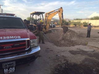 Debido a que los rescatistas no contaban con tanques de oxígeno tuvieron que solicitar apoyo al cuerpo de Bomberos de Torreón. (ESPECIAL)