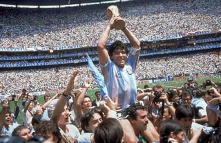 Diego Armando Maradona levantó el trofeo de campeón del mundo en el Mundial de México 1986. Tecnología hubiese anulado gol a Inglaterra: Maradona