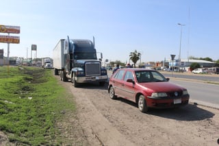 Chocan. El accidente ocurrió por la mañana del martes en el Periférico de Torreón, a la altura del puente de 'El Campesino'. (EL SIGLO DE TORREÓN)