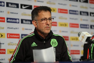 Juan Carlos Osorio fue recibido el lunes por la noche con insultos y gritos de aficionados que pidieron que deje el puesto de entrenador de México.