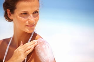 Al tomar el sol hay que proteger la piel pues los rayos UV pueden causar daños y además pueden dañar el ADN. (ARCHIVO)