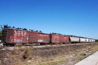 La medida no ha evitado que los extranjeros intenten y consigan subir al tren para continuar su itinerario al norte de México. (ARCHIVO)