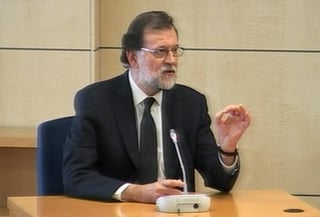 Política. Rajoy dijo que su responsabilidad en el Partido Popular era política, no contable. 
